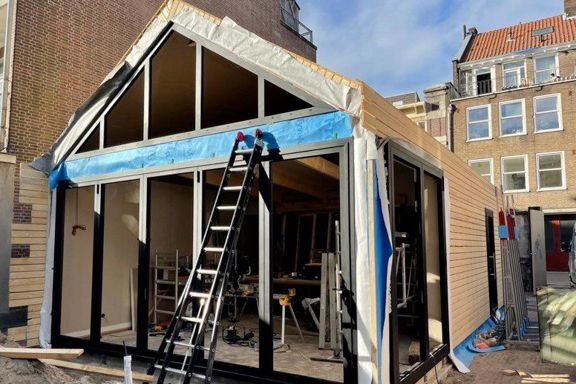 Houtskeletbouw atelier met glazen puien in aanbouw aan de Wenslauerstraat in Amsterdam