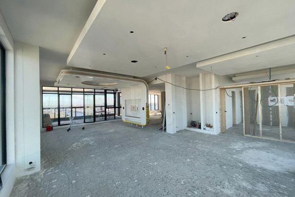 Penthouse Hellingstraat Amsterdam - casco Casco penthouse met gebogen plafondkoof en metal-stud wanden in Amsterdam