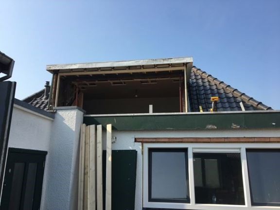 Nieuwe dakkapel in aanbouw op woning in Spierdijk