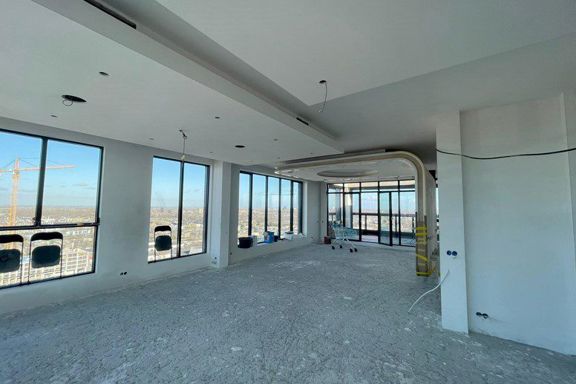 Ruime woonkamer van penthouse in renovatie met glazen gevels in Amsterdam