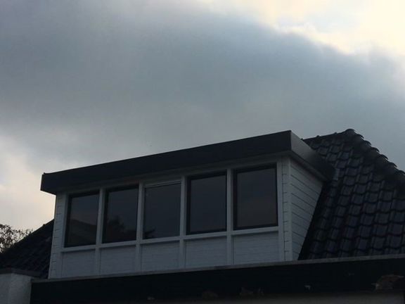 Afgewerkte dakkapel met witte boeidelen en vijf ramen in Spierdijk